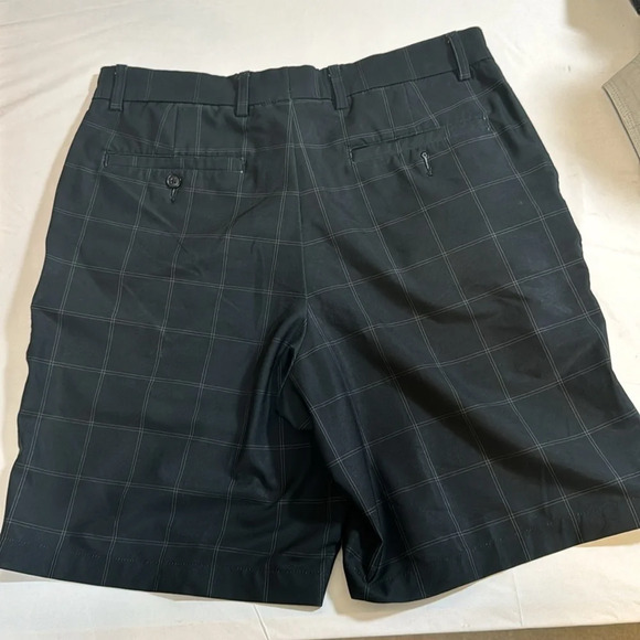 Performance (Lone Cypress) ‘Pebble Beach’ Golf shorts. - Picture 3 of 3
